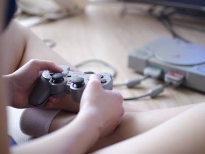 Australia, padre gioca alla Playstation e uccide per la rabbia il suo bambino