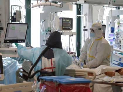 Covid, medico negazionista: la Asl taglia il 20% del suo stipendio