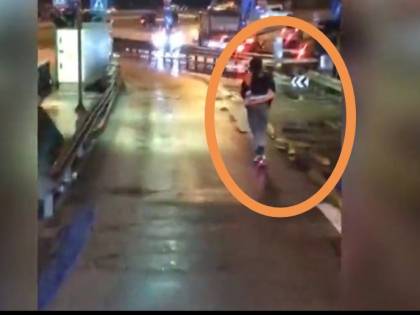 Follia in autostrada: esce dal casello in monopattino