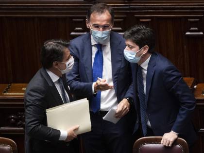"Anche l'Abruzzo arancione". Ma l'ordinanza è già un caso: "Deve aspettare"