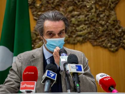 Scontro su shopping e divieti. E Fontana: "I lombardi saggi"