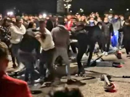 Roma, maxirissa tra ragazzini. In centinaia senza mascherina