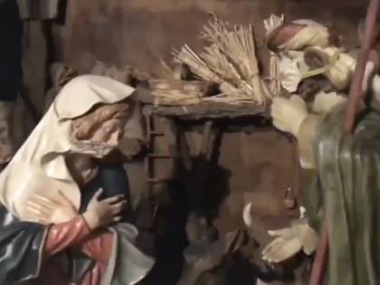 Il presepe che spiazza i fedeli: la Madonna e San Giuseppe con la mascherina