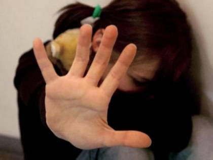 Bolivia, bimbe rubano le caramelle. La madre le punisce dando loro fuoco