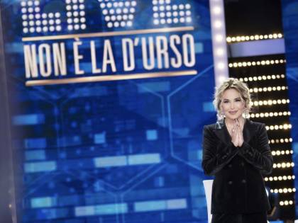 Barbara d'Urso resta al buio: "Blackout ma non ci spaventa nulla"