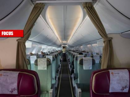 L'aria, i pasti, la durata del volo: così il virus "corre" sugli aerei