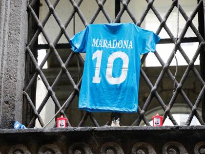 Cinque maglie di Maradona. Nuovo sogno dei calciofili