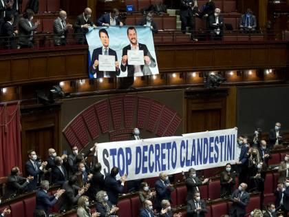 La Camera approva il nuovo dl Sicurezza: stop multe a Ong e più accoglienza