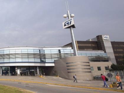 StM rimanda gli obiettivi. E crolla in Borsa: -11,8%
