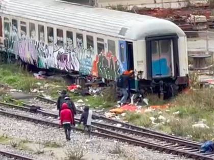 L'assalto dei migranti alle carrozze abbandonate della ferrovia