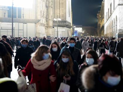 Milano si sveglia "gialla". Folla nei bar e nei negozi
