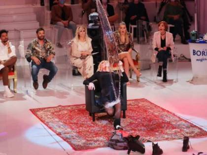 Gemma Galgani hot a Uomini e Donne: ballo e gavettone alla Flashdance