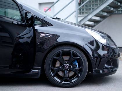 Il colore dell'auto? È decisivo Fate attenzione al "total black": quanto vale