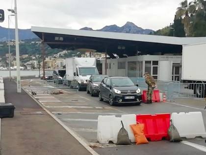"Girate l'auto e tornate indietro" Cosa sta succedendo al confine