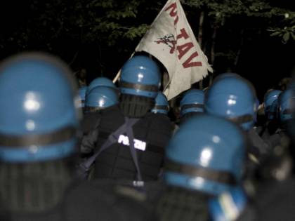 Soccorso choc all'agente ferito: "Trasportato in carriola tipo sacco di patate"
