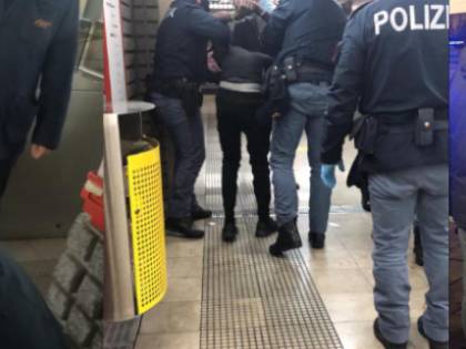 Calci, pugni, sangue dalla testa. Aggressione choc del migrante