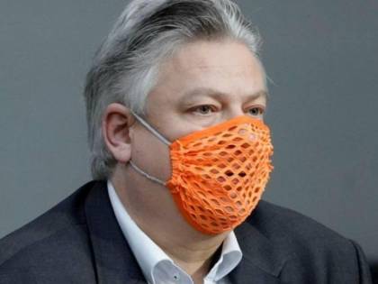 Ricoverato deputato AfD negazionista. Si era recato in parlamento con una "mascherina bucata"
