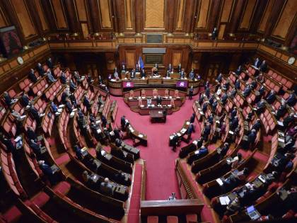 Dl sicurezza, scoppia bagarre: il sì senza voti da centrodestra