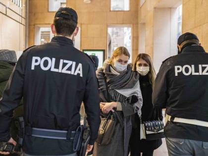 Stop visite in zona rossa. Viaggi tra le regioni vietati per altri 30 giorni
