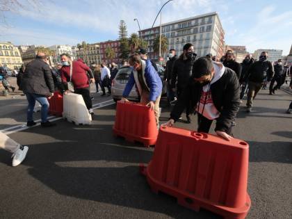 Il governo si perde il Sud. E Napoli scende in piazza