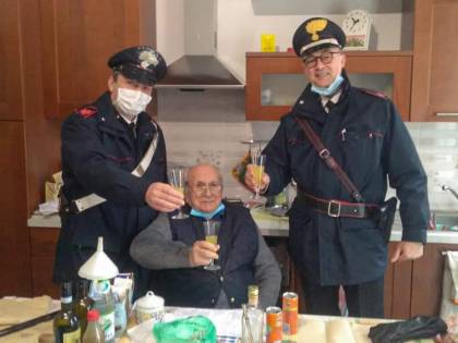 Anziano chiama i carabinieri: "Sono solo a Natale. Venite per un brindisi?"