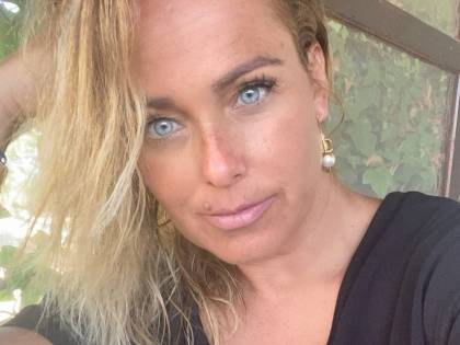 "Non le sembra irrispettoso pubblicare queste foto?". Nel mirino il Natale social di Sonia Bruganelli
