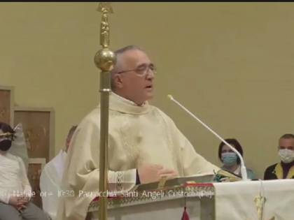 "Bevete vino, gli astemi non vanno in paradiso". L'omelia ironica a Natale
