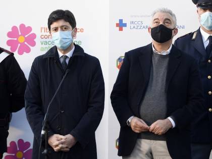 Vaccini, la grande bugia di Speranza. Mai firmato "contratti" con AstraZeneca
