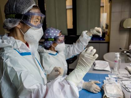 Medici e infermieri, appello agli iscritti. "Chi non si vaccina non può lavorare"