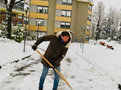 La neve non ferma Sesto. Il sindaco Di Stefano in prima linea a spalare le strade