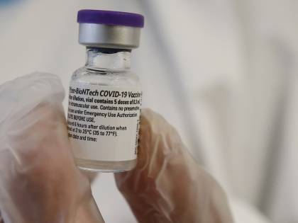 Lombardia, via a vaccinazioni: "10mila dosi al giorno". Ma è ancora bufera su Gallera
