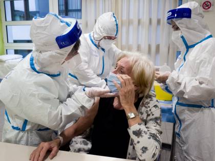 "Vaccini, si finirà solo tra 18 mesi"