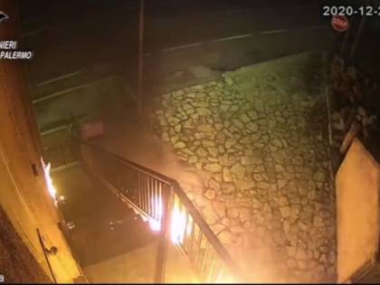 Multato per aver violato norme anti Covid, lancia dei molotov contro stazione dei carabinieri