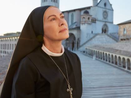 "Abbiamo lavorato come se fossimo in trincea". Torna in tv "Che Dio ci Aiuti"
