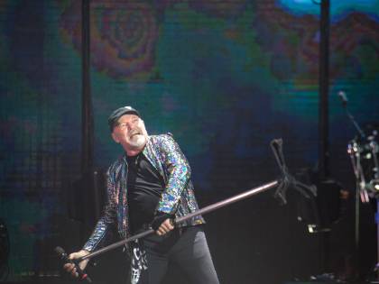 Vasco inaugura il 2021 con un rock d'amore (e poi balla con Bolle)