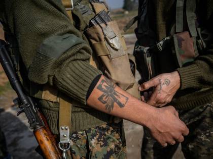 Siria, i cristiani che resistono: così combattono gli islamisti