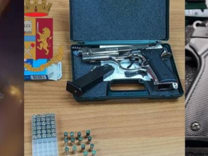 Capodanno, bimbo impugna una pistola e festeggia sparando