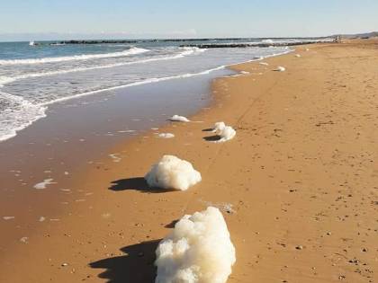 Strana schiuma in mare "Ecco che cosa c'è dietro"