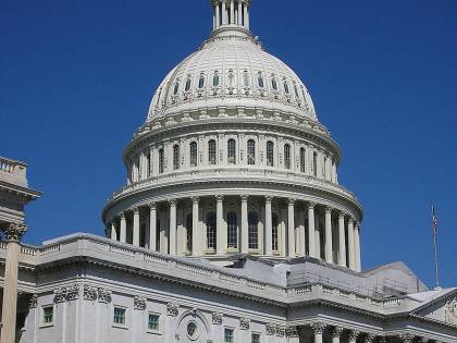 Polemiche per la preghiera inaugurale al Congresso Usa: "amen" e "awoman" al posto di "amen"