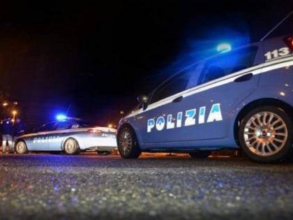 Ghanese scaglia bici contro i poliziotti per sfuggire all'arresto