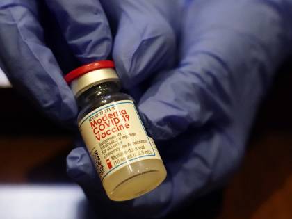 Vaccino, ecco le carte di Moderna: "Protegge dal Covid per 2 anni"