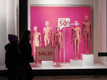 Saldi in vista. Ma gli italiani compreranno di più on line