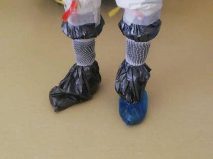 Così la Puglia umilia la sanità: buste della spazzatura ai piedi degli operatori sanitari