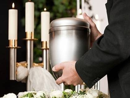 Portano un cadavere in banca per chiedere i soldi per il funerale