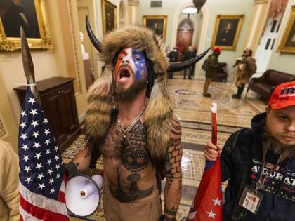 Usa: continua il mistero dello strano sciamano
