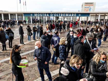 Vaccino, in Campania finite le dosi. Stop alle somministrazioni