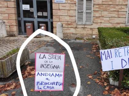 Aborto, "Bruciargli la casa": messaggio choc contro la leghista