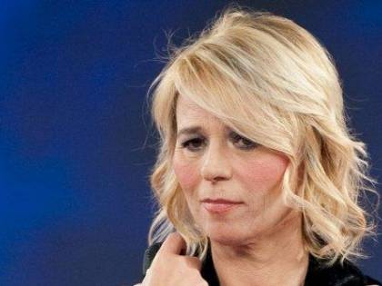 Dopo la polemica per i baci a C'è posta per te, parla la De Filippi: "Vi spiego cosa è successo"