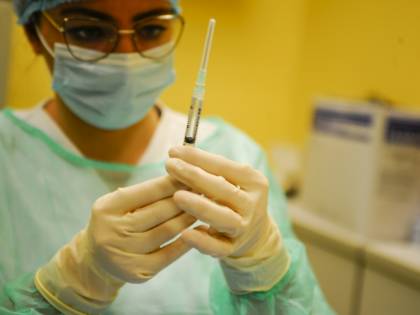 I furbetti del vaccino. Mogli e figli di medici e persino un parroco. Tutti a saltare la fila con tanto di selfie