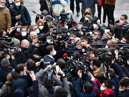 Conte se ne infischia delle norme anti-Covid. E fa una conferenza in mezzo alla folla